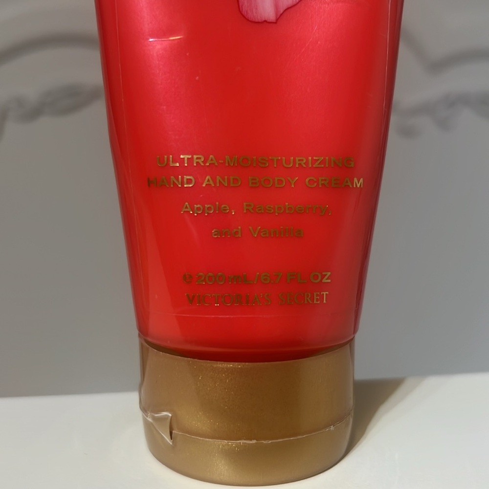Victoria's Secret Sweet Daydream Ultra Moisturizing Hand And Body Cream - Picture 2 of 4